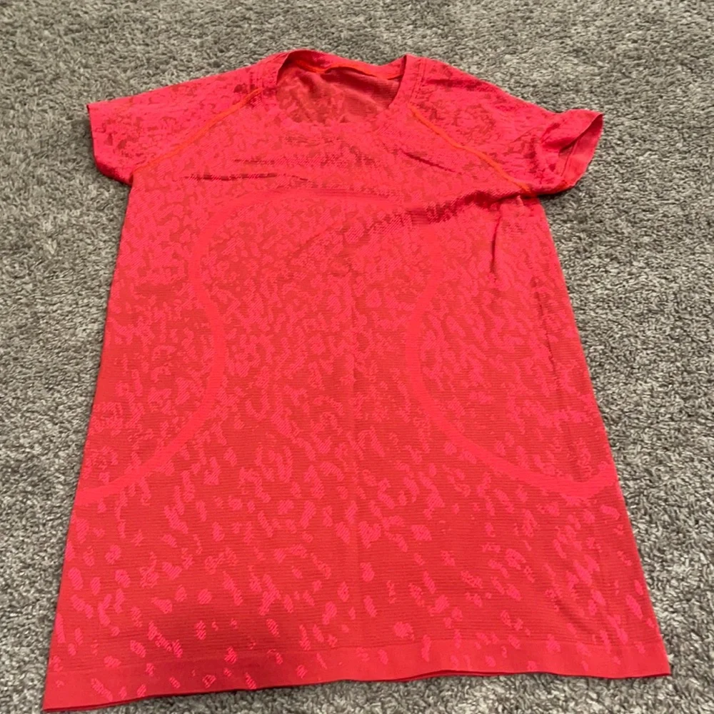 lululemon Swiftly Tech Short Sleeve Shirt 2.0 Camo Red Rock/Flare Size 8